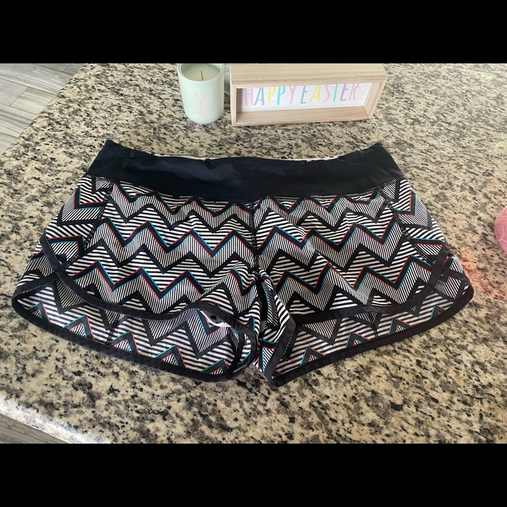 CHEVRON 3D SEAWHEEZE LULULEMON SPEED SHORTS 2” SIZE 8